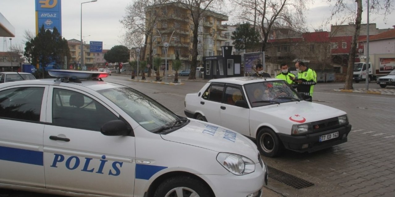 Ezine’de Sokağa Çıkma Kısıtlamalarına Uyuluyor