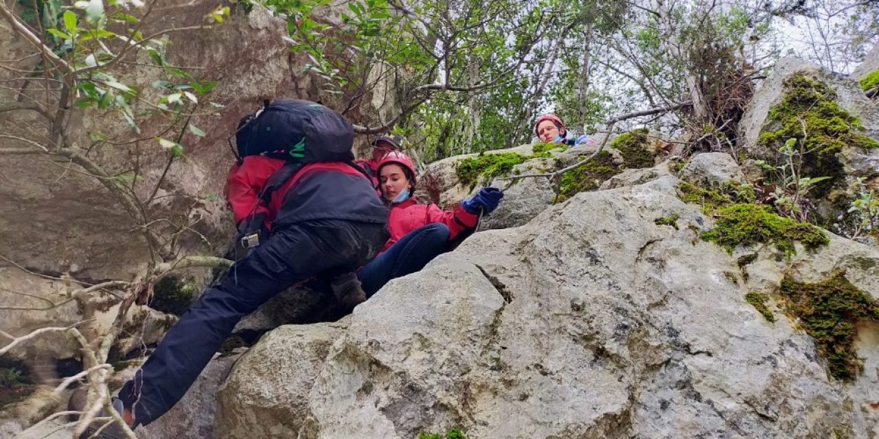 Dağlık Alanda Mahsur Kalan Rus Turistler Jandarma Tarafından Kurtarıldı