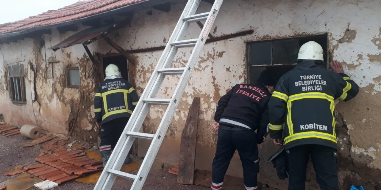 İki Katlı Ev Yangında Kullanılamaz Hale Geldi
