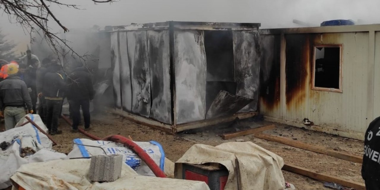 Elazığ’da İşçilerin Kaldığı 8 Konteyner Yanarak Küle Döndü