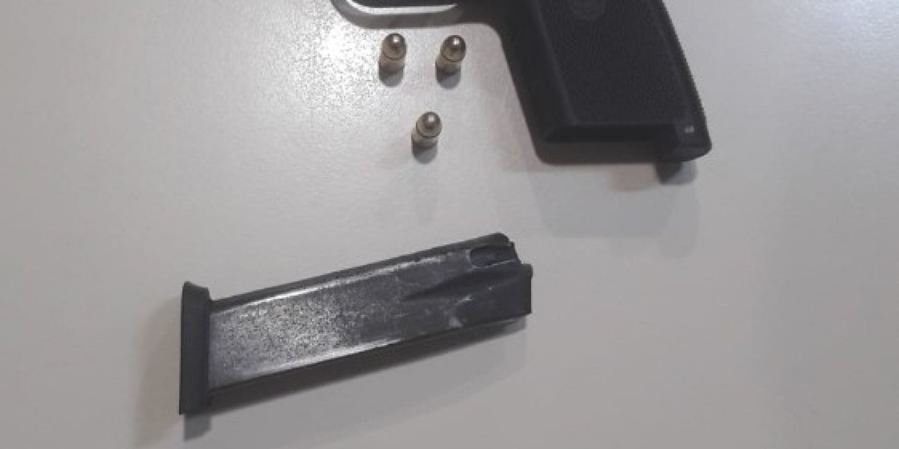 Polisin ’dur’ İhtarına Uymayan Araçtan 2 Ruhsatsız Tabanca Çıktı