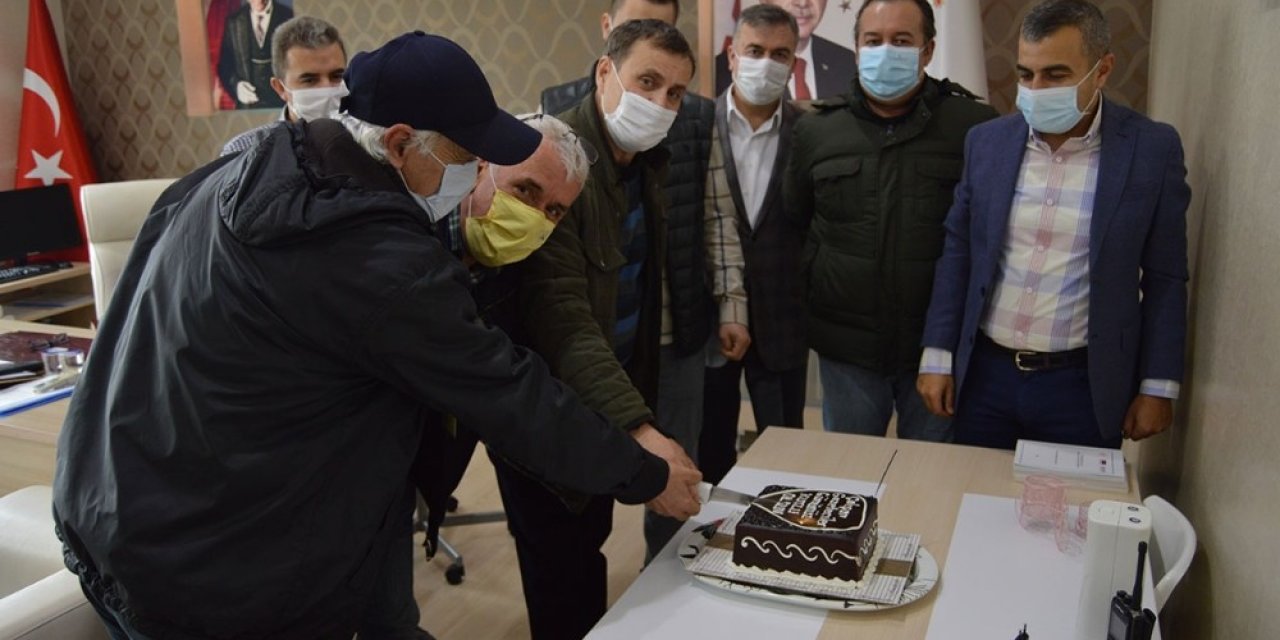 Erdekli Gazetecilere Pastalı Kutlama