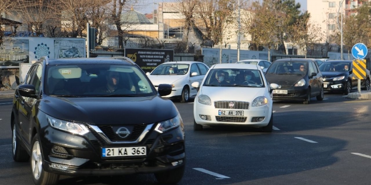 56 Saatlik Kısıtlama Bitti Diyarbakır’da Trafik Yoğunluğu Başladı
