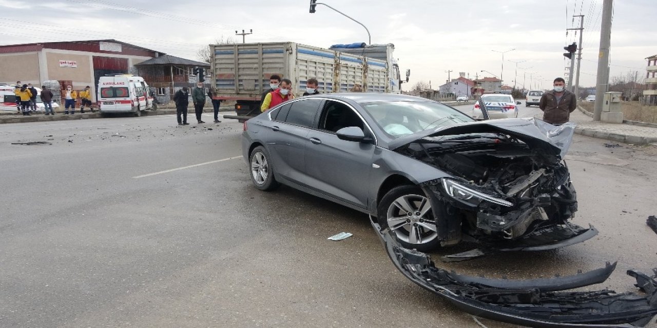 Ambulans İle Otomobilin Çarpışmasında 4 Kişi Yaralandı
