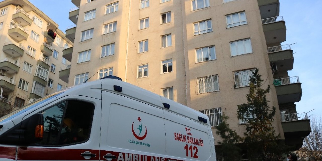 Doğum Günü Pastasındaki Mumu Söndürmeyi Unuttular, Yanan Evde Canlarını Zor Kurtardılar