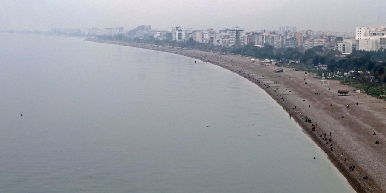 Hafta Sonu Kısıtlaması Sonrası Dünyaca Ünlü Sahile Akın Ettiler