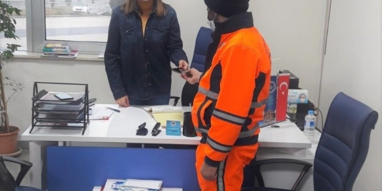 Çöp Temizlerken Eşya Buluyor, Her Seferinde Örnek Oluyor