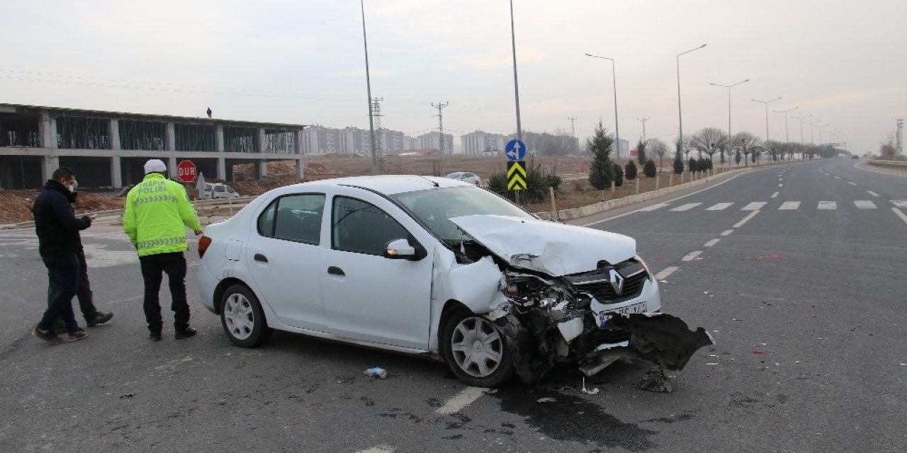 Elazığ Otomobil İle Transit Çarpıştı: 3 Yaralı