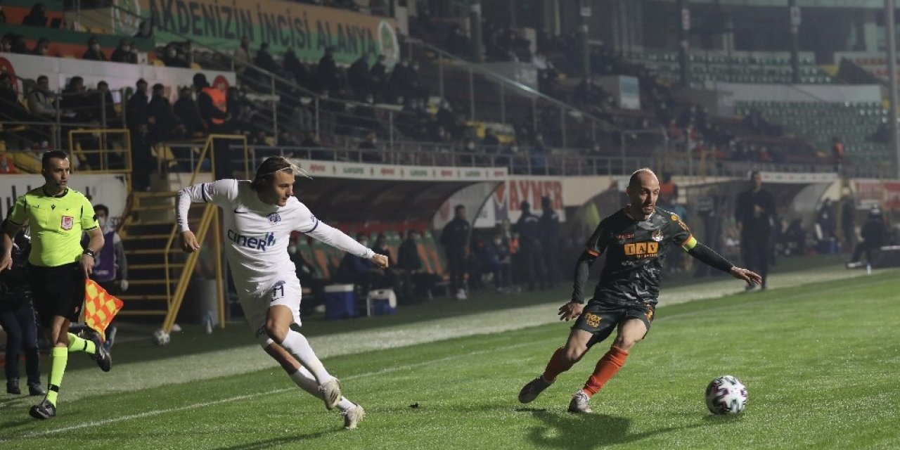 Süper Lig: Aytemiz Alanyaspor: 1 - Kasımpaşa: 2 (ilk Yarı)