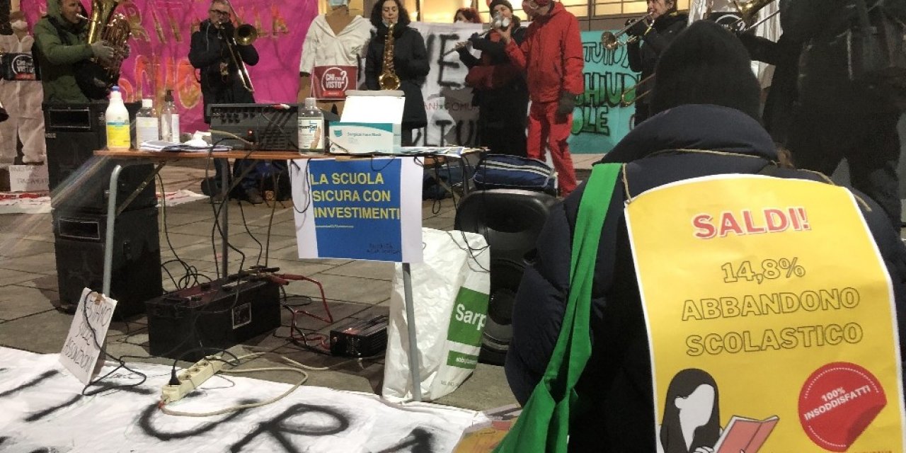 İtalya’da Öğrenciler Uzaktan Eğitim Kararını Protesto Etti
