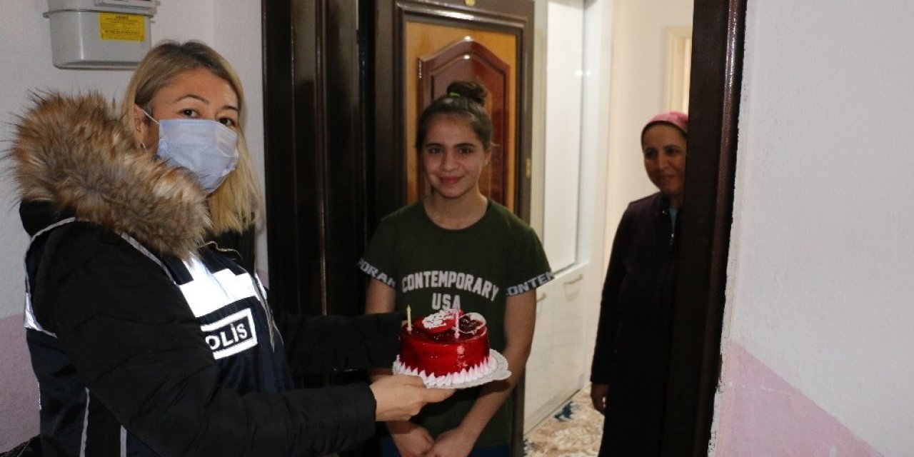 Polis Olmak İsteyen Genç Kıza, Polislerden Sürpriz Doğum Günü Kutlaması