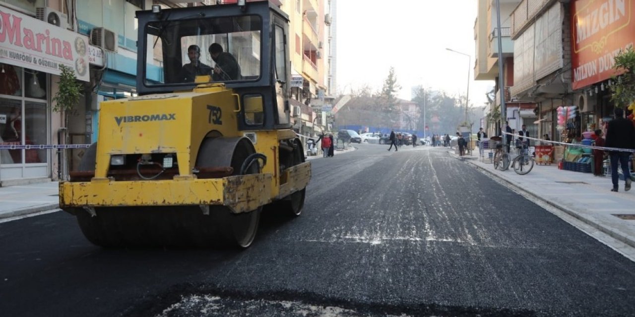 Kızıltepe’de Asfalt Serim Çalışmaları Devam Ediyor