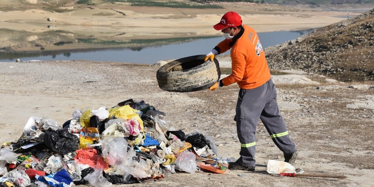 Berdan Barajı’nda Sular Çekildi, Atıklar Gün Yüzüne Çıktı