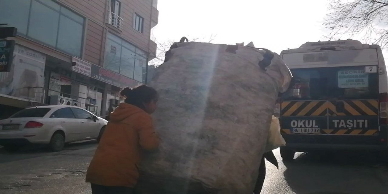 Kağıt Toplayıcısı Anneye Çocuğundan Yürek Isıtan Yardım