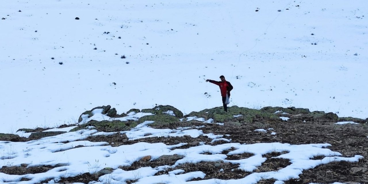 Karla Kaplı Dağlara Yiyecek Bıraktılar