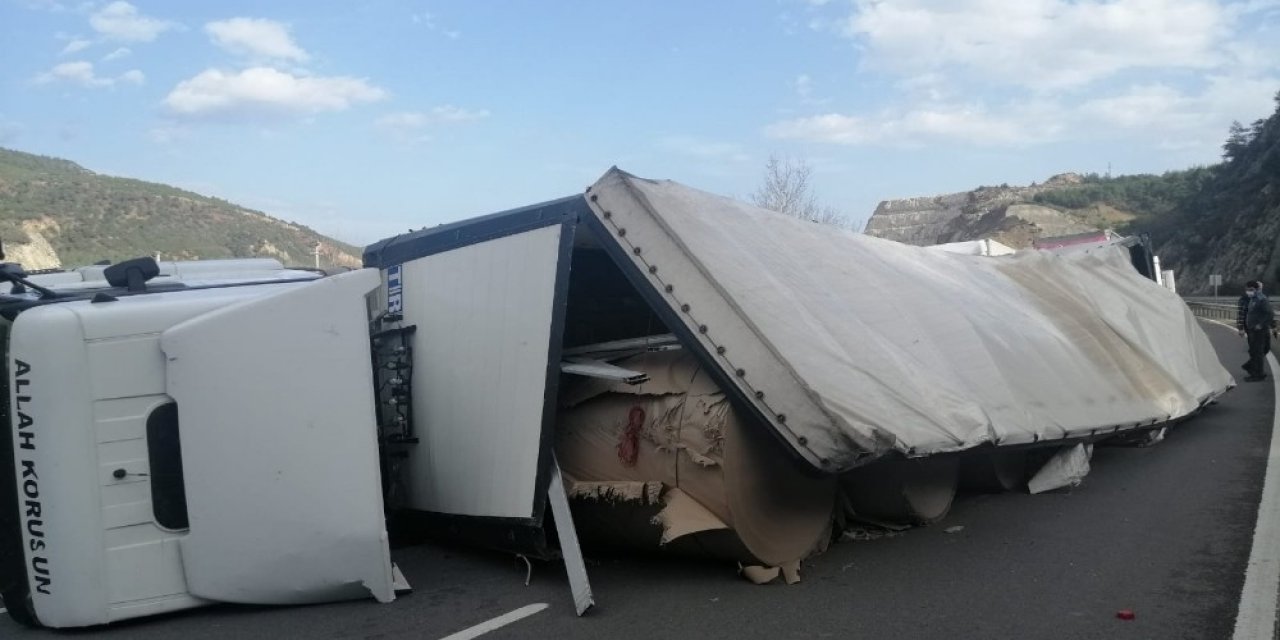 Rulo Kağıt Yüklü Tır Devrildi, Ulaşım Aksadı