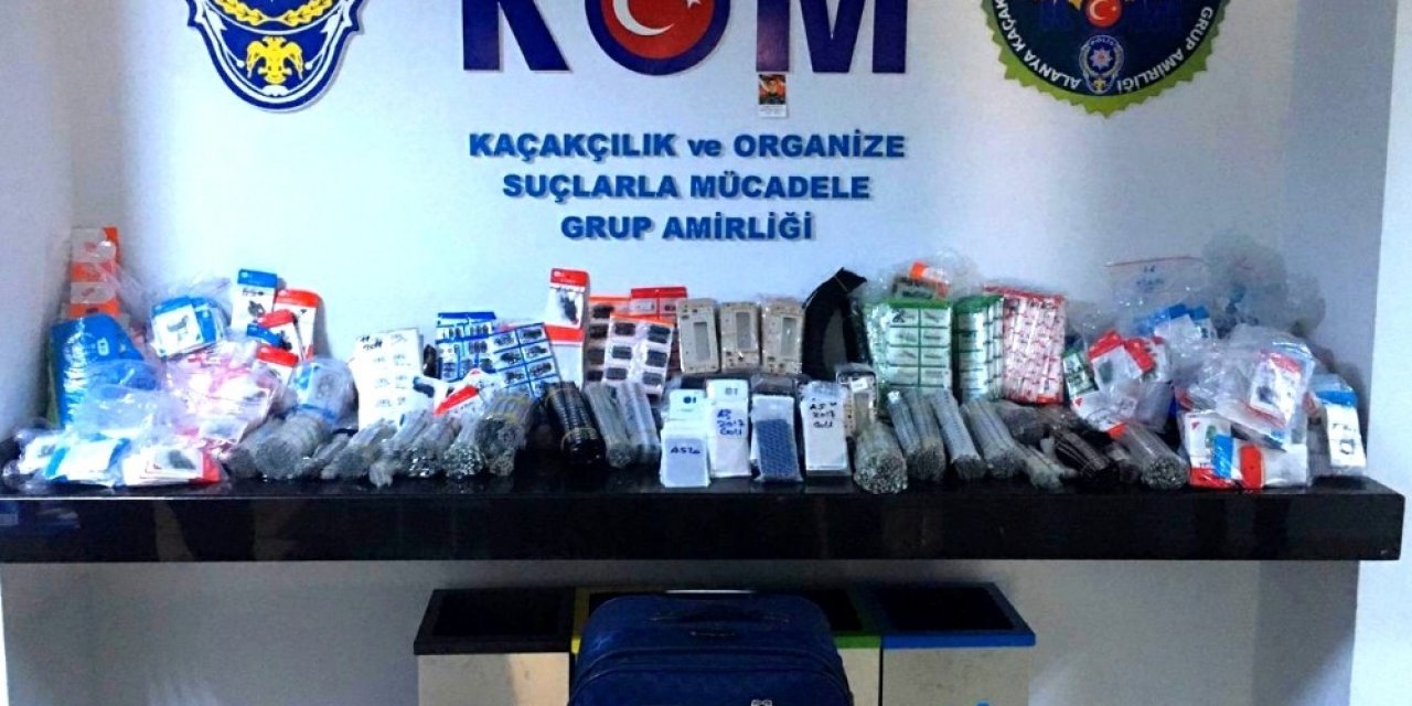 Alanya’da 55 Bin 492 Kaçak Cep Telefonu Parçası Ve Aksesuarı Ele Geçirildi