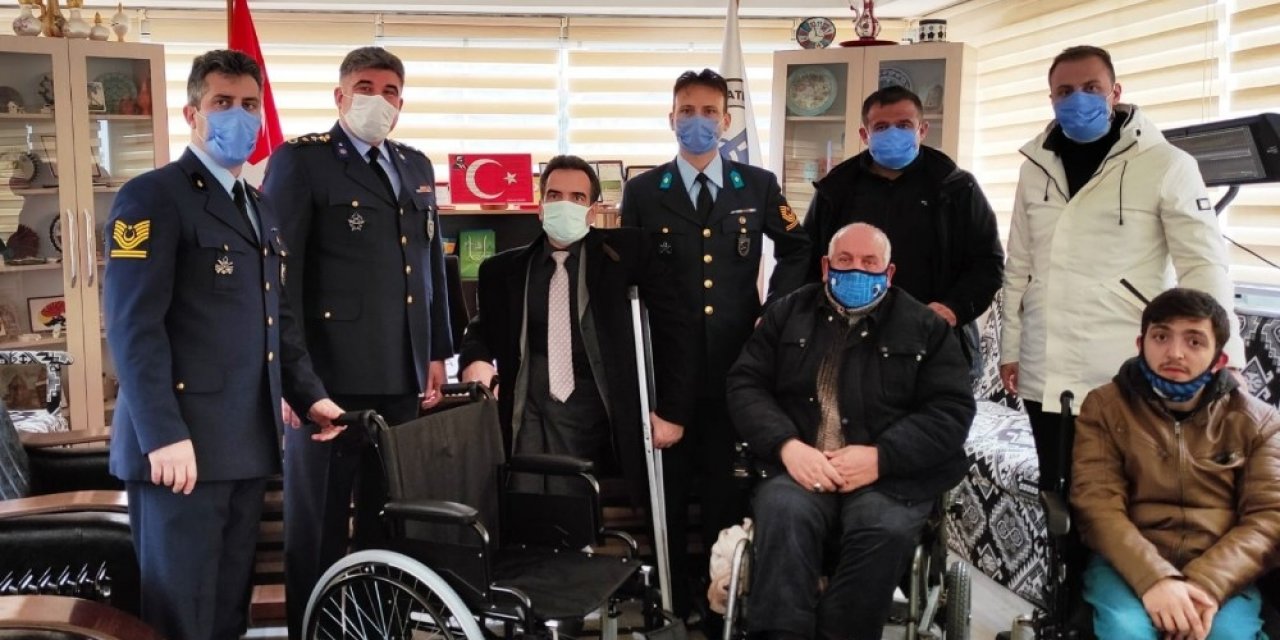 Engellilere Baston Ve Sandalye Desteği