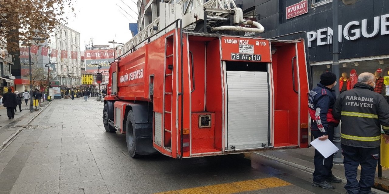 İtfaiye Ekipleri Saatlerce Yavru Kediyi Kurtarmaya Çalıştı