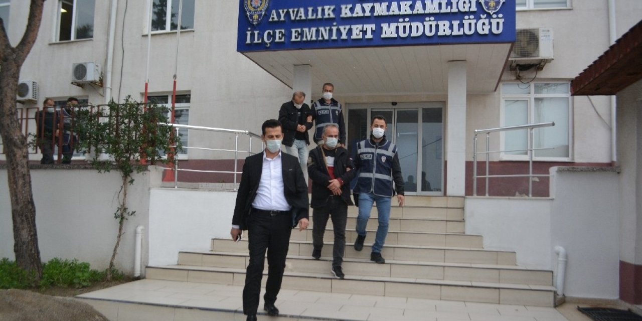 Ayvalık’ta Polis Sahte Altın Şebekesini Suçüstü Yakaladı