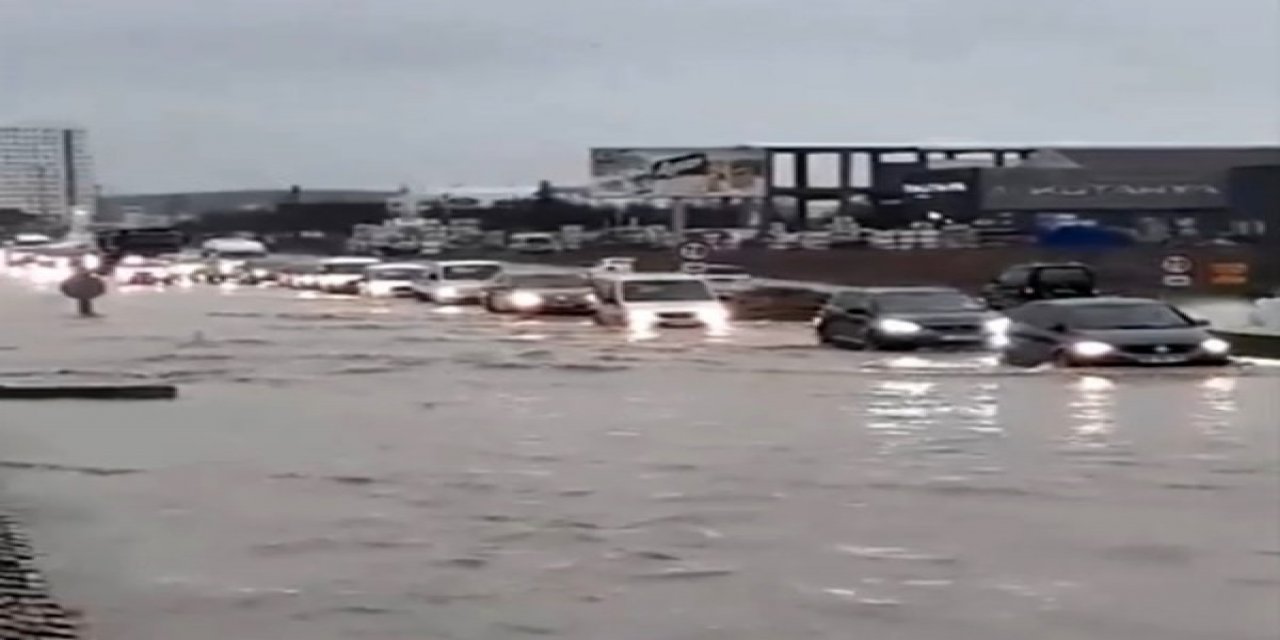 Edirne’de Şiddetli Yağış Sonrası Araçlar Mahsur Kaldı