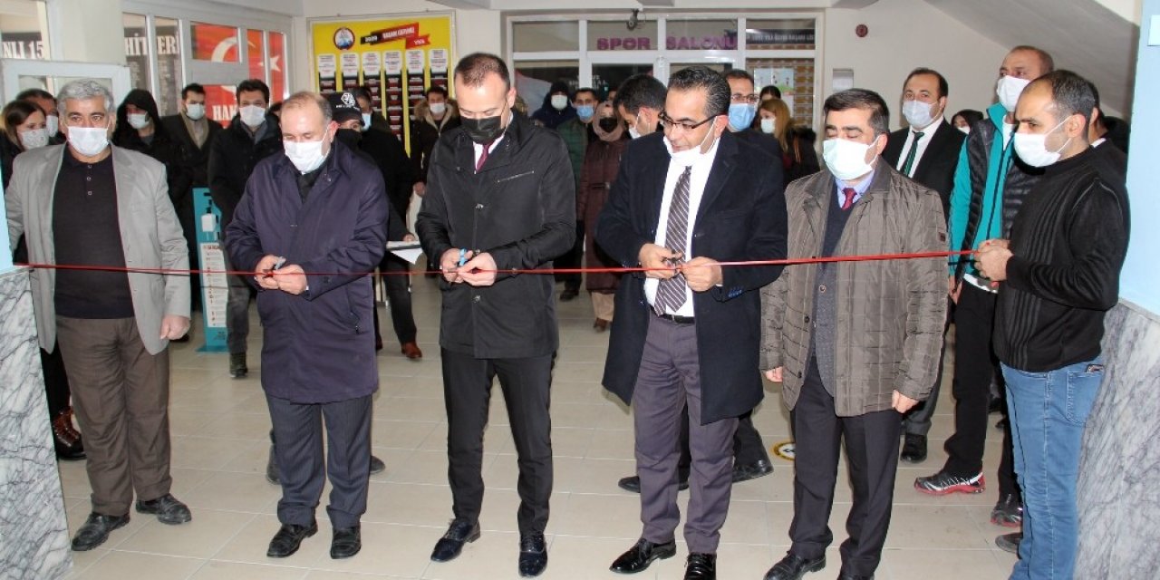 Ağrı’da Diş Hekimi İlhami Yıldız Mezun Olduğu Okula Z Kütüphane Kurdu