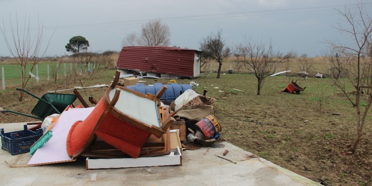 Manisa’da Fırtına Konteyner Evi Uçurdu: 2 Yaralı