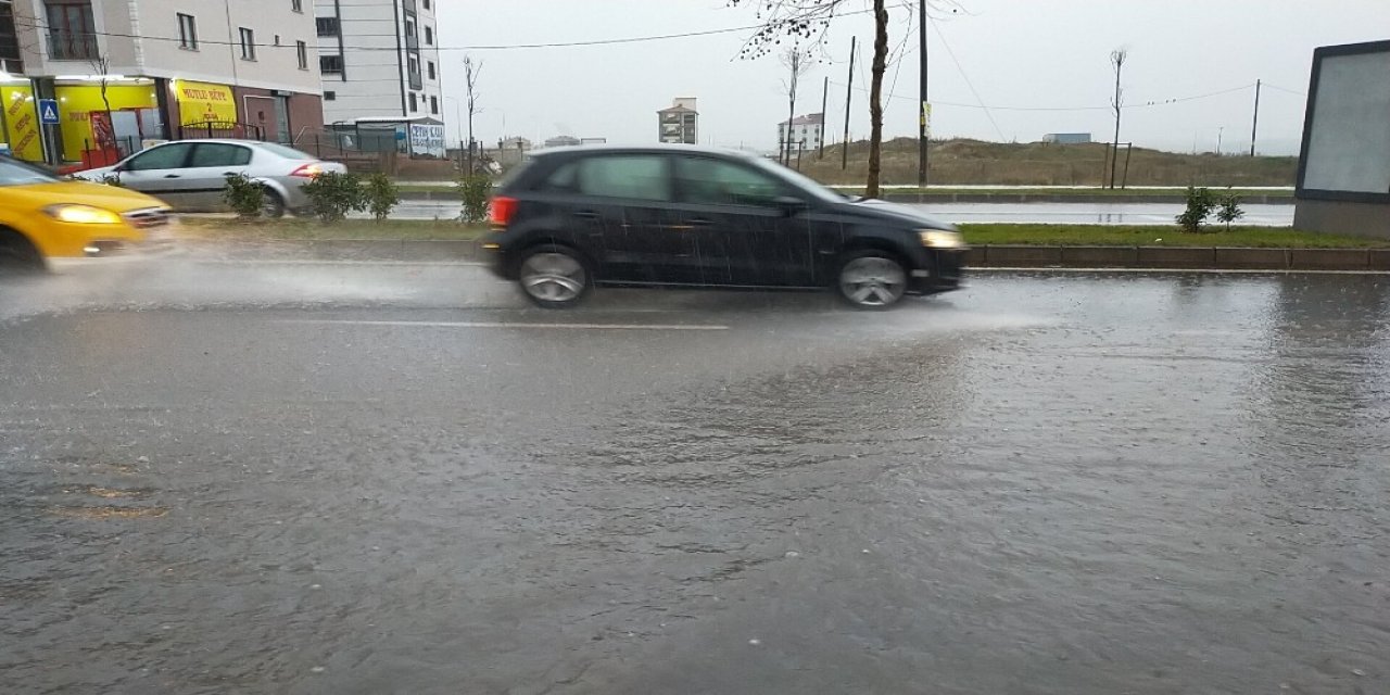 Çorlu’da Sağanak Yağış Hayatı Olumsuz Etkiledi