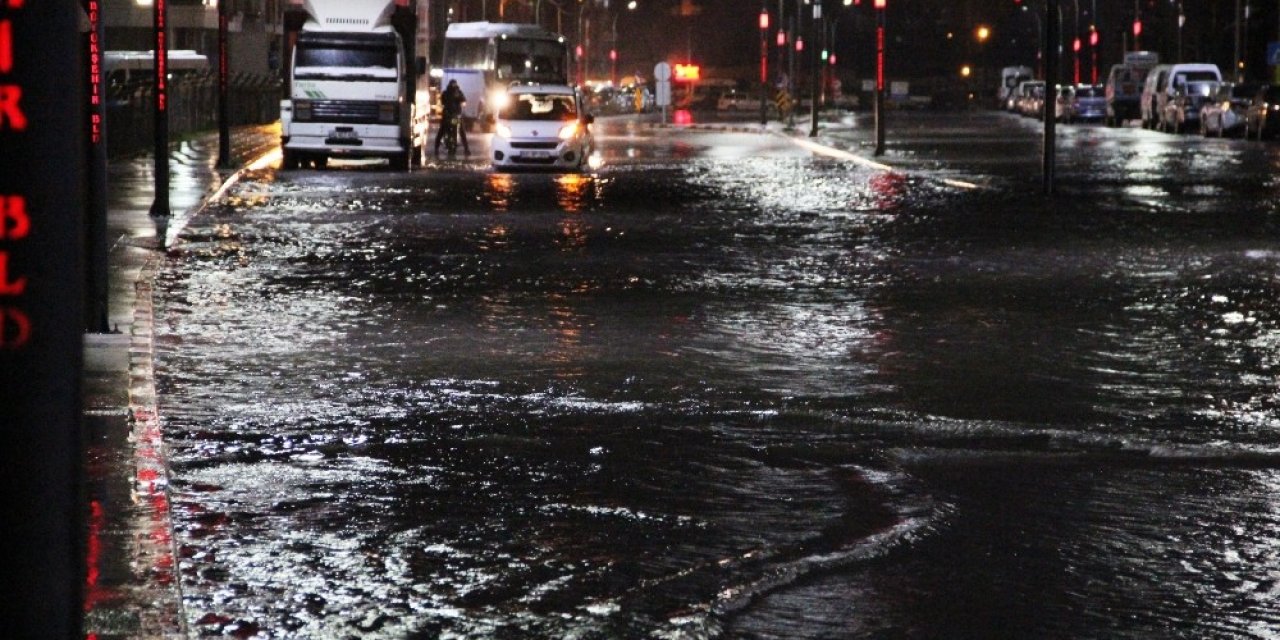 Manisa’da Sağanak Yağış Cadde Ve Sokakları Göle Çevirdi