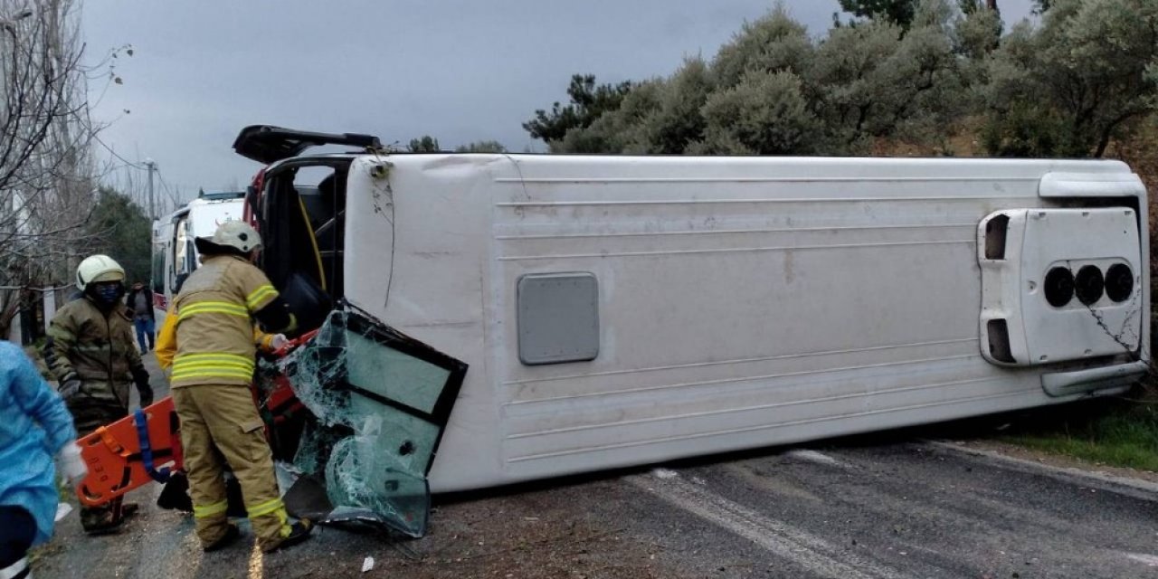 Kemalpaşa Belediyesi’nin Servis Aracı Kaza Yaptı: 4 Yaralı