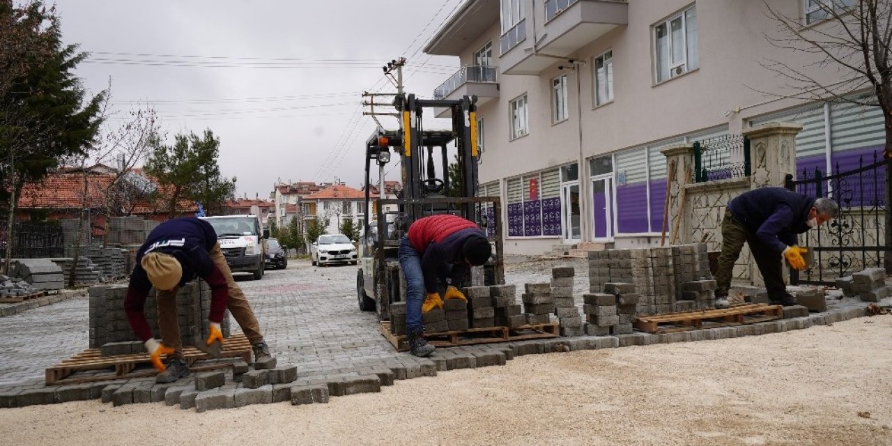 Isparta Belediyesi Sokaklara Kilit Parke Taşı Döşüyor