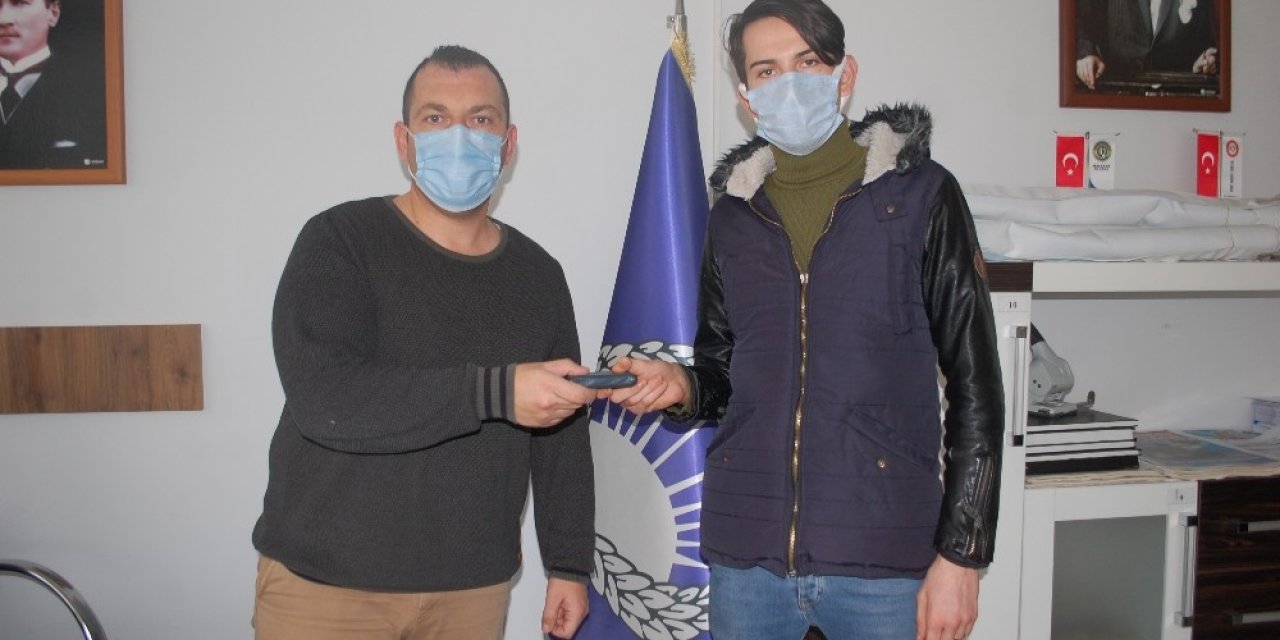 Yolda Cüzdan Buldu, “100 Bin Lira Da Bulsam, 1 Lirasına Dahi Dokunmazdım” Dedi