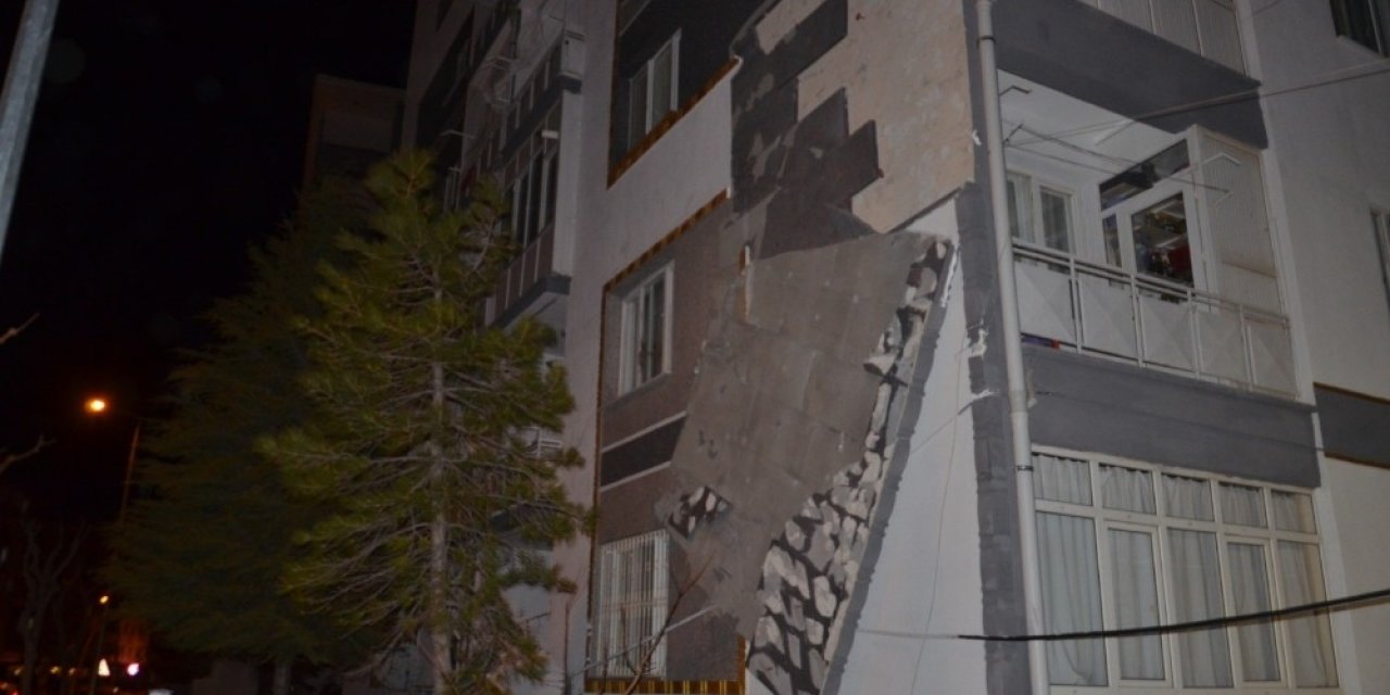 Fırtına Apartmanın Dış Cephe Kaplamasını Söktü