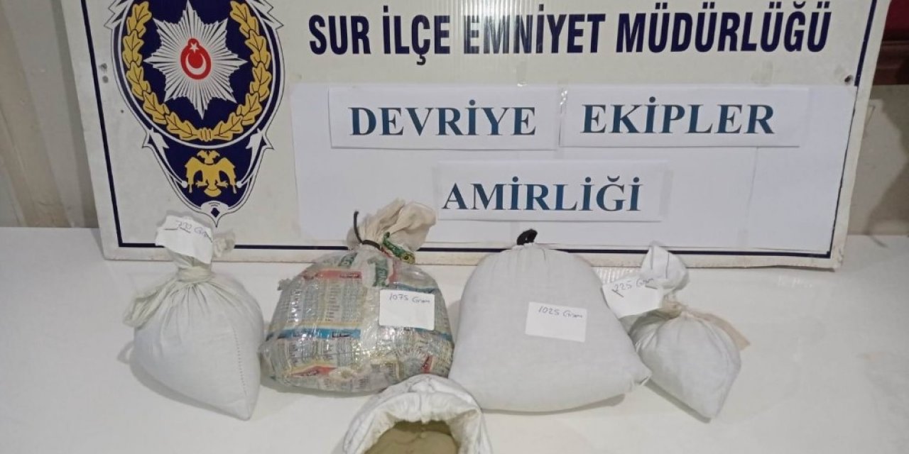 Polisi Görüp Bırakıp Kaçtıkları Araçtan 4 Kilo Esrar Çıktı