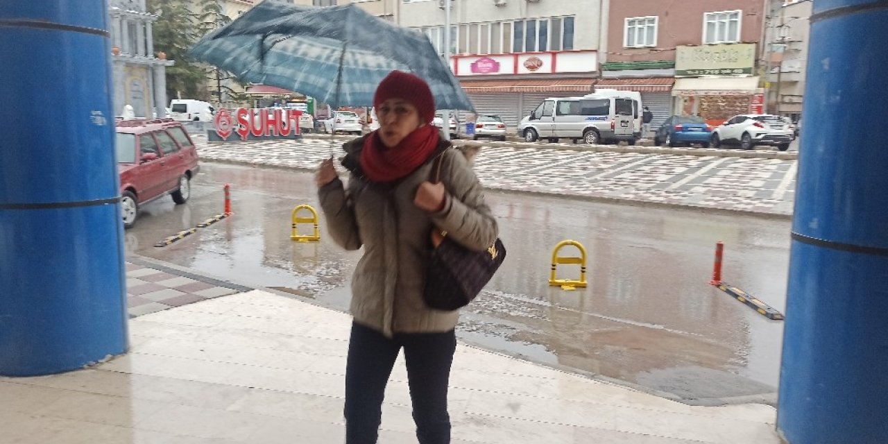 Şuhut’ta Sağanak Yağmur