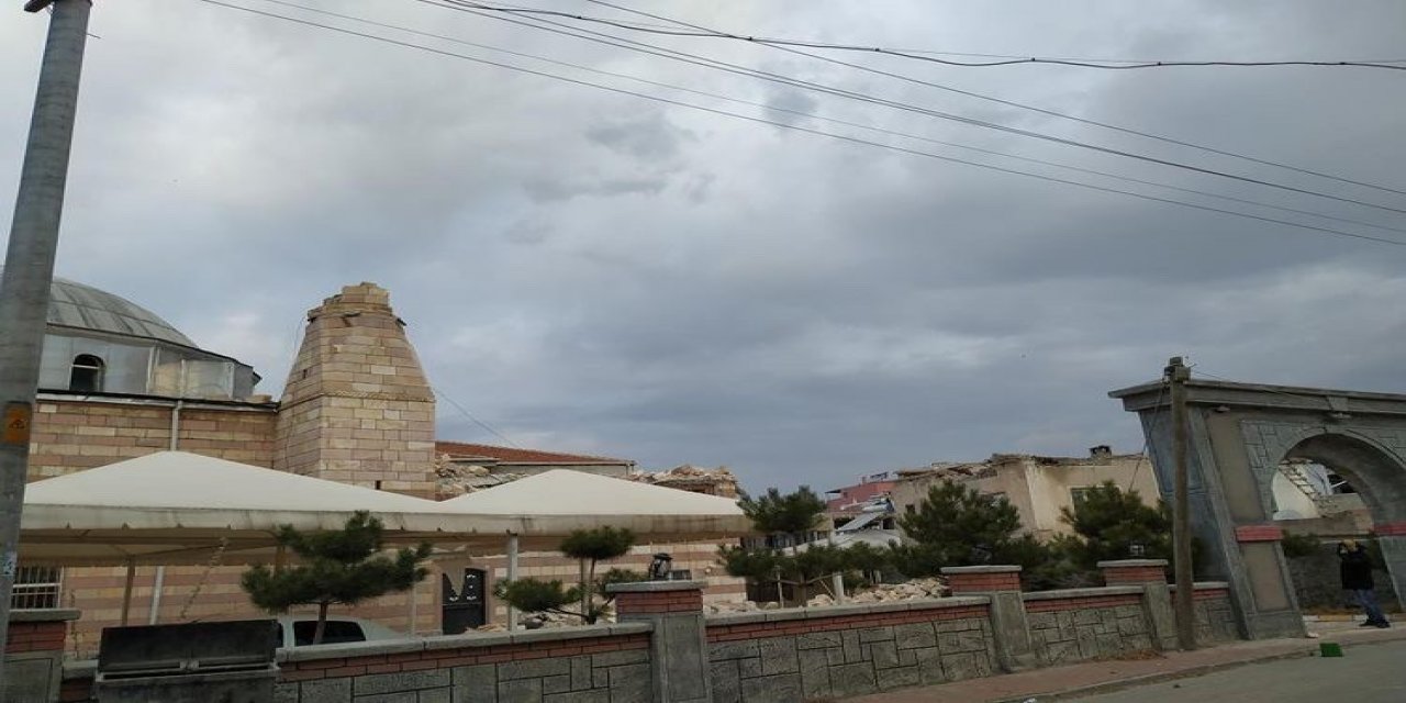 Cami Minaresi Şiddetli Rüzgardan Yıkıldı