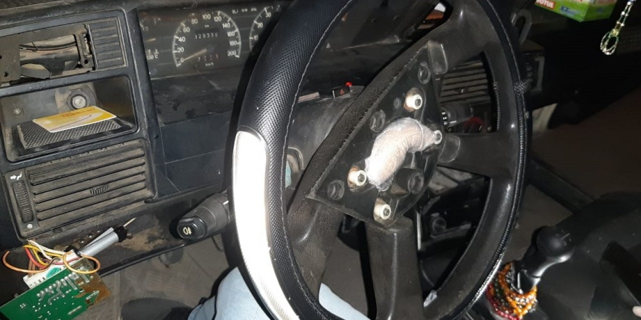 Otomobilin Direksiyonundan Uyuşturucu Çıktı