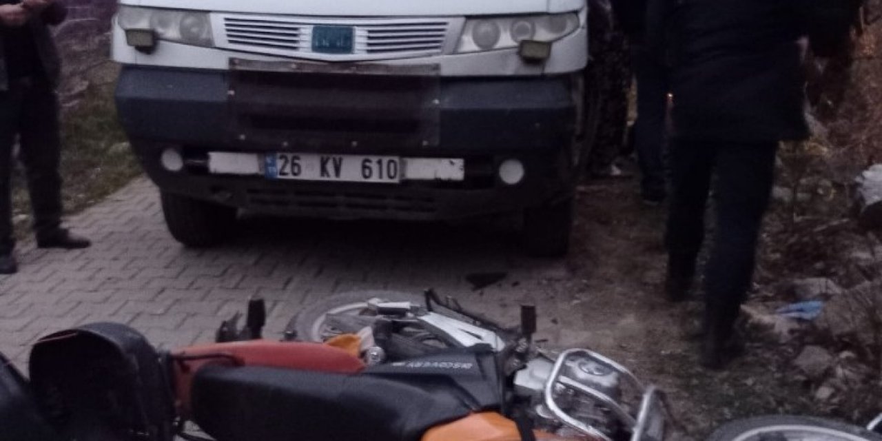 Kamyonet İle Motosikletin Çarpışması Sonucu 1’i Ağır 2 Kişi Yaralandı