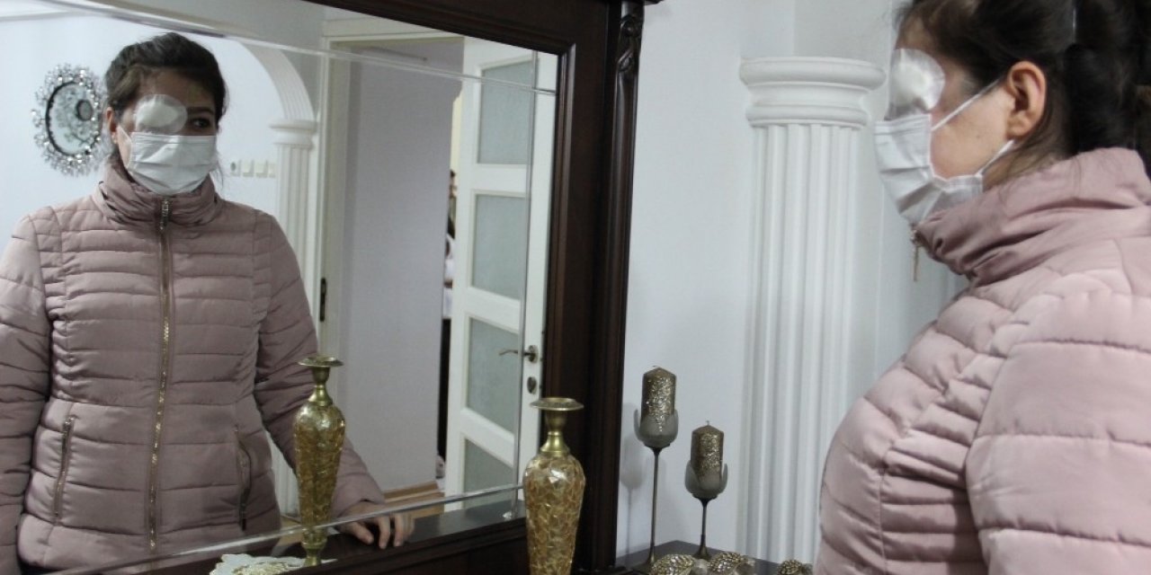 Kazada Göz Kapağını Kaybeden Genç Kız Ameliyat Olup Aynalarla Barışmak İstiyor
