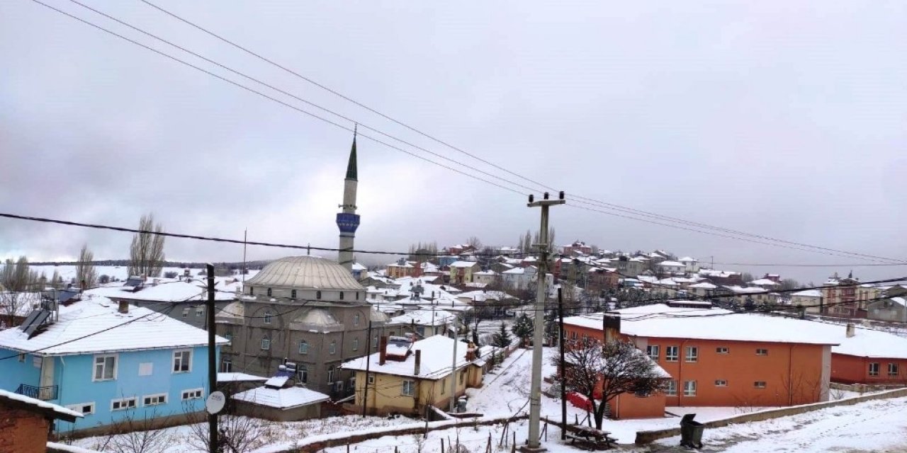 Köye Yağan 5 Santimetre Kar Sevindirdi