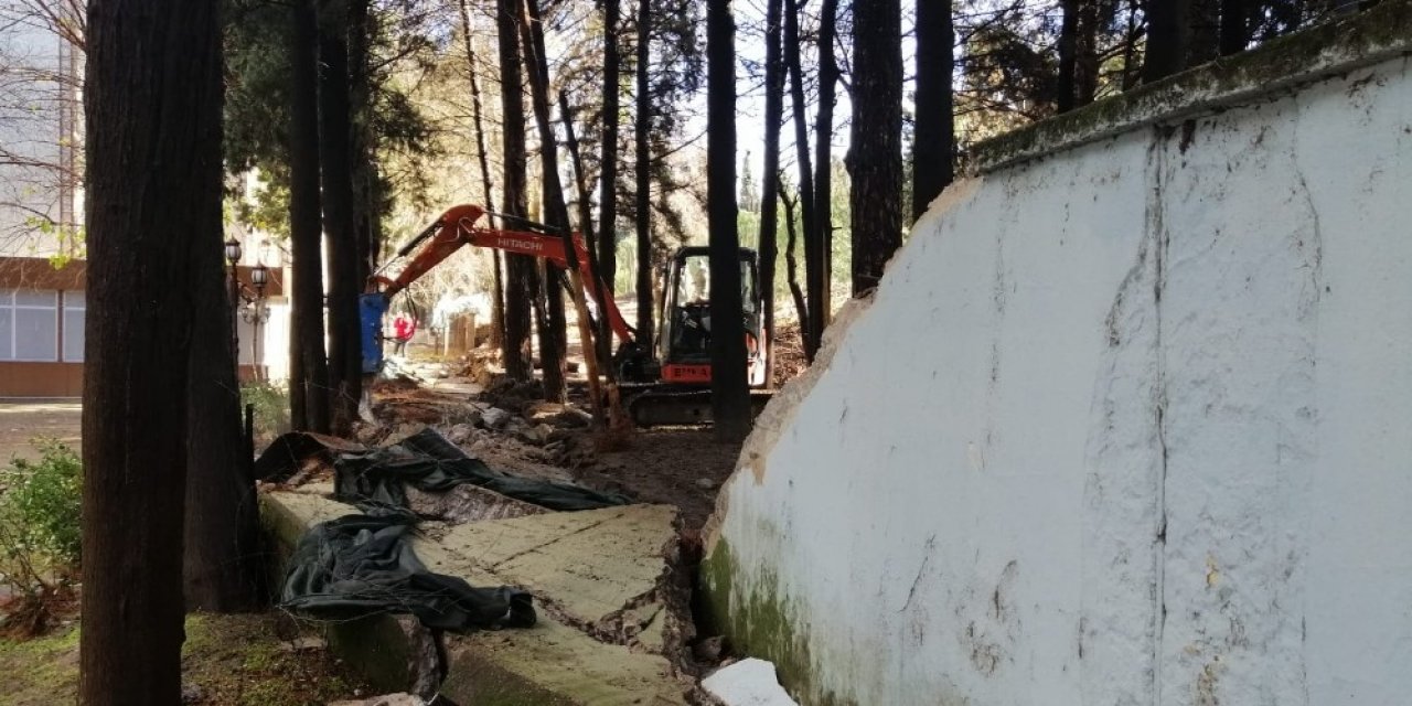 İstinat Duvarı Yıkıldı Belediyeyi Su Bastı