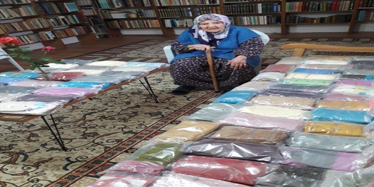 Zeliha Nineden Soğukta Görev Yapan Askerlere Çorap