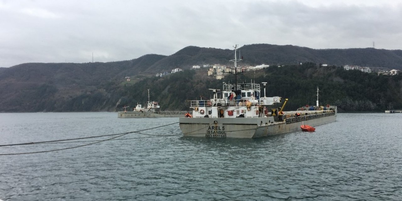 Balıkçı Tekneleri Ve Yük Gemileri Limanlara Sığındı