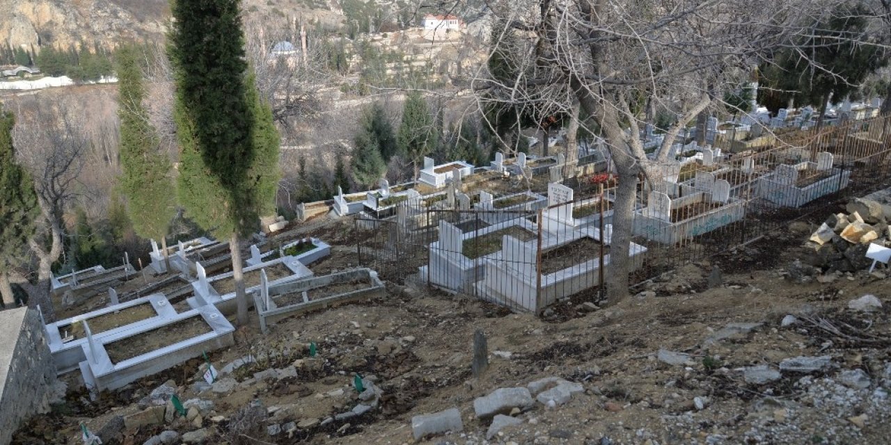 Mezarlıklarda Bakım Ve Temizlik Çalışması Yapıldı