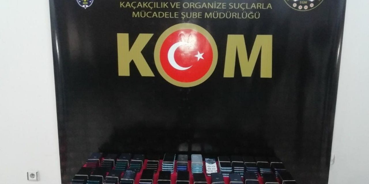Aracın Gizli Bölmesinde Kaçak Telefonu Yakalandı