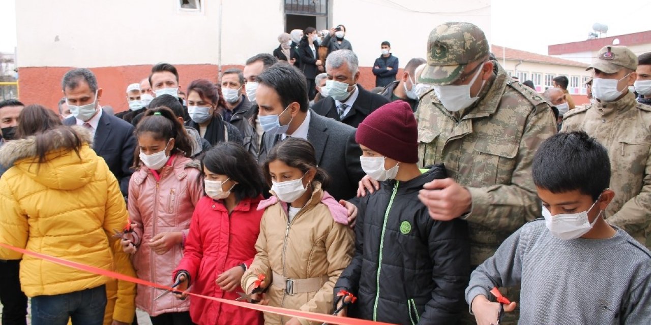 Hercai Dizisi Ekibinden Köy Okulunda Kurulan Kütüphaneye Destek