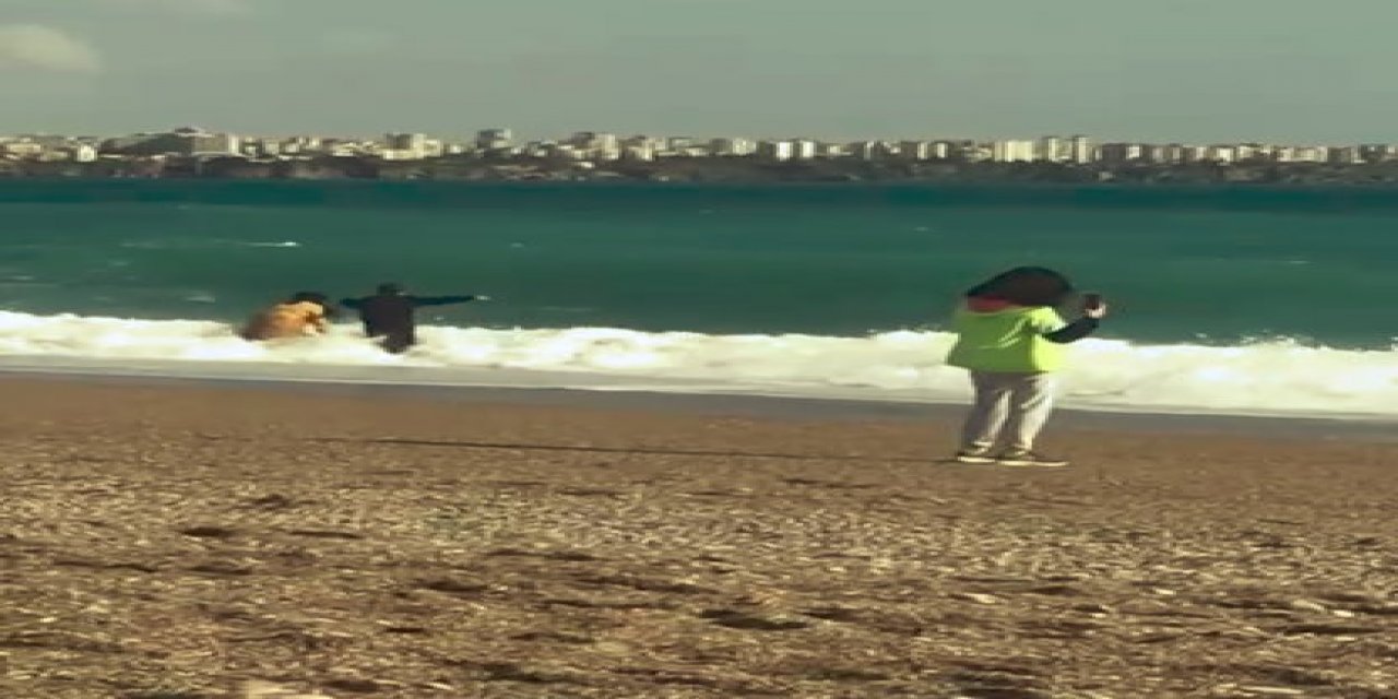 Antalya’da Yağmur Ve Fırtınanın Dinmesi İle Vatandaşlar Kıyafetleri İle Denize Koştu