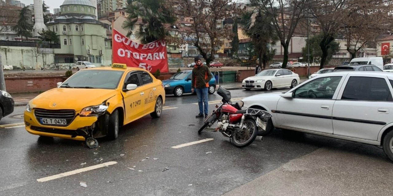 Motosiklet, İki Otomobille Çarpıştı:1 Yaralı