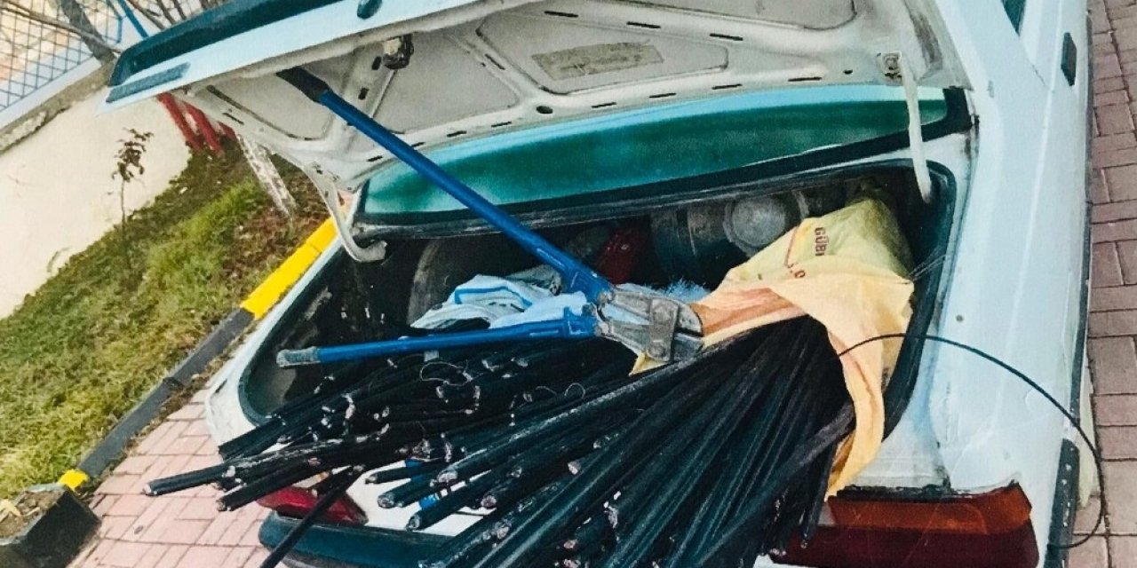 Otomobillerinde 230 Metre Uzunluğunda Çalıntı Telefon Kablolarıyla Yakalandılar