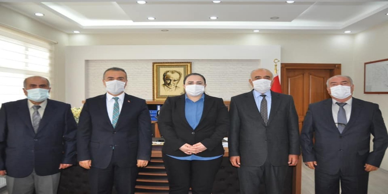 Emekli Olan Okul Müdürlerine Plaket Verildi